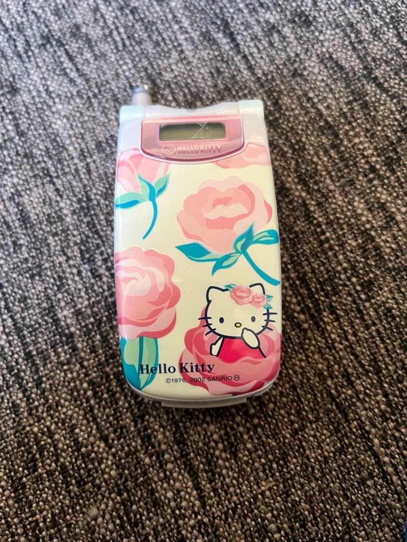 Hello Kitty 折りたたみ携帯電話　au