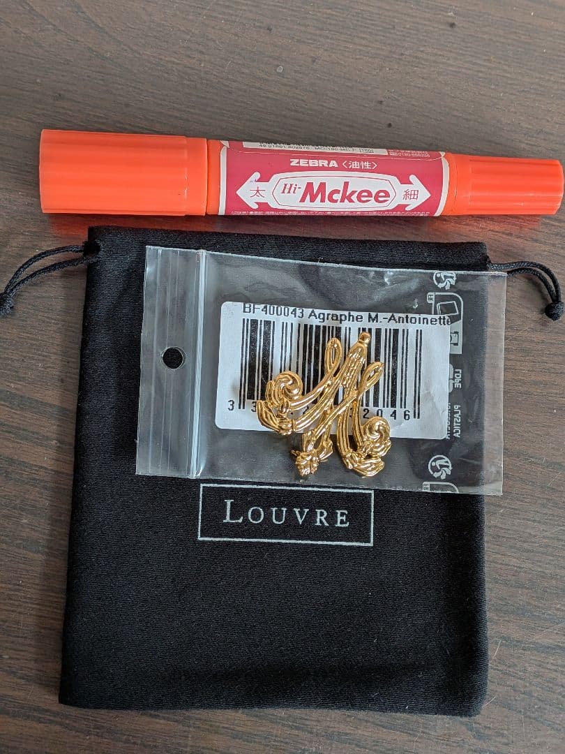 新品最強インフルエンサー王妃マリーアントワネットモノグラムブローチルーブル美術館