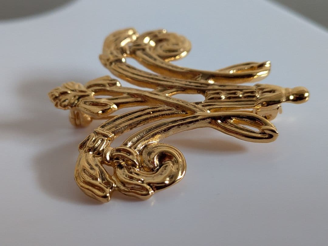 新品最強インフルエンサー王妃マリーアントワネットモノグラムブローチルーブル美術館