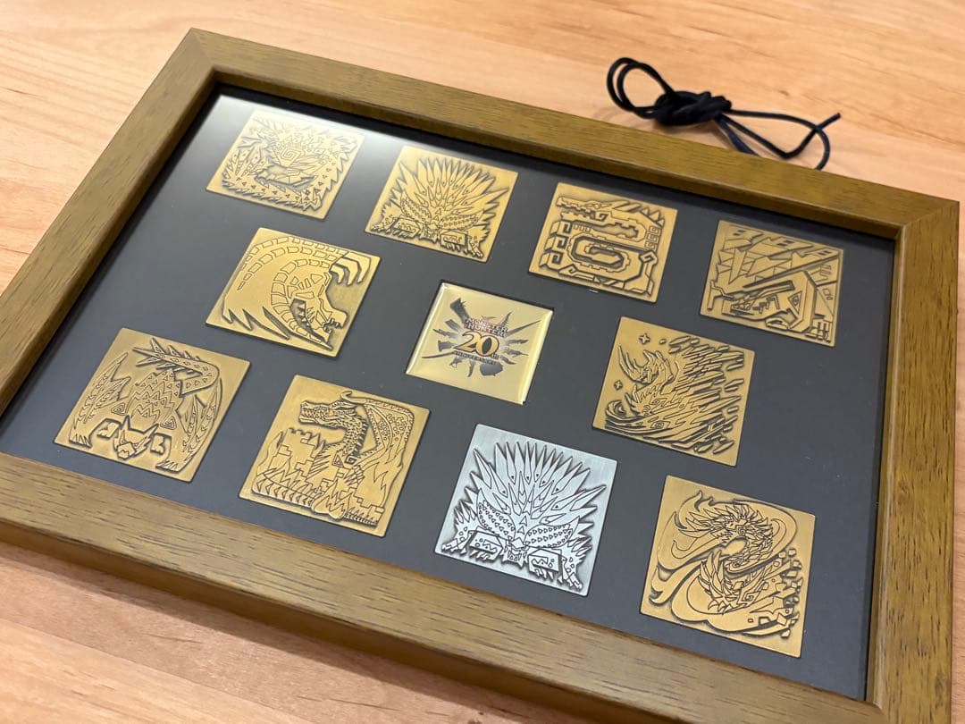 中古美品 モンスターハンター 「大狩猟展」 額装ピンズセット
