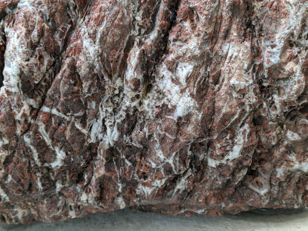 赤石 原石 特大29kg 龍顔 未加工品 多数の石英流れ 希少、レア品