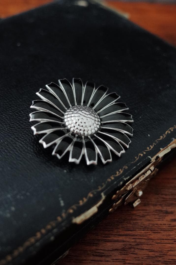 デンマーク◆デイジーフラワーシルバーブローチ◆ブラックエナメル◆アンティーク
