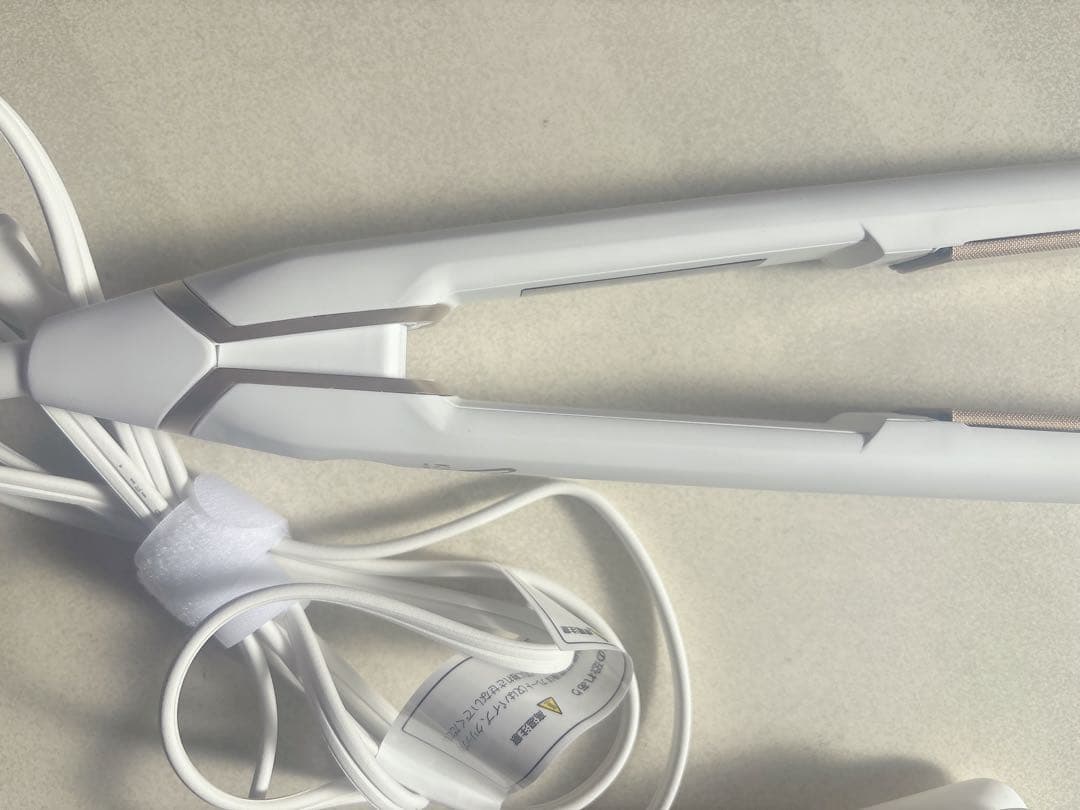 ☆1度のみ使用☆KINUJO 絹女 ストレートアイロン　ホワイト