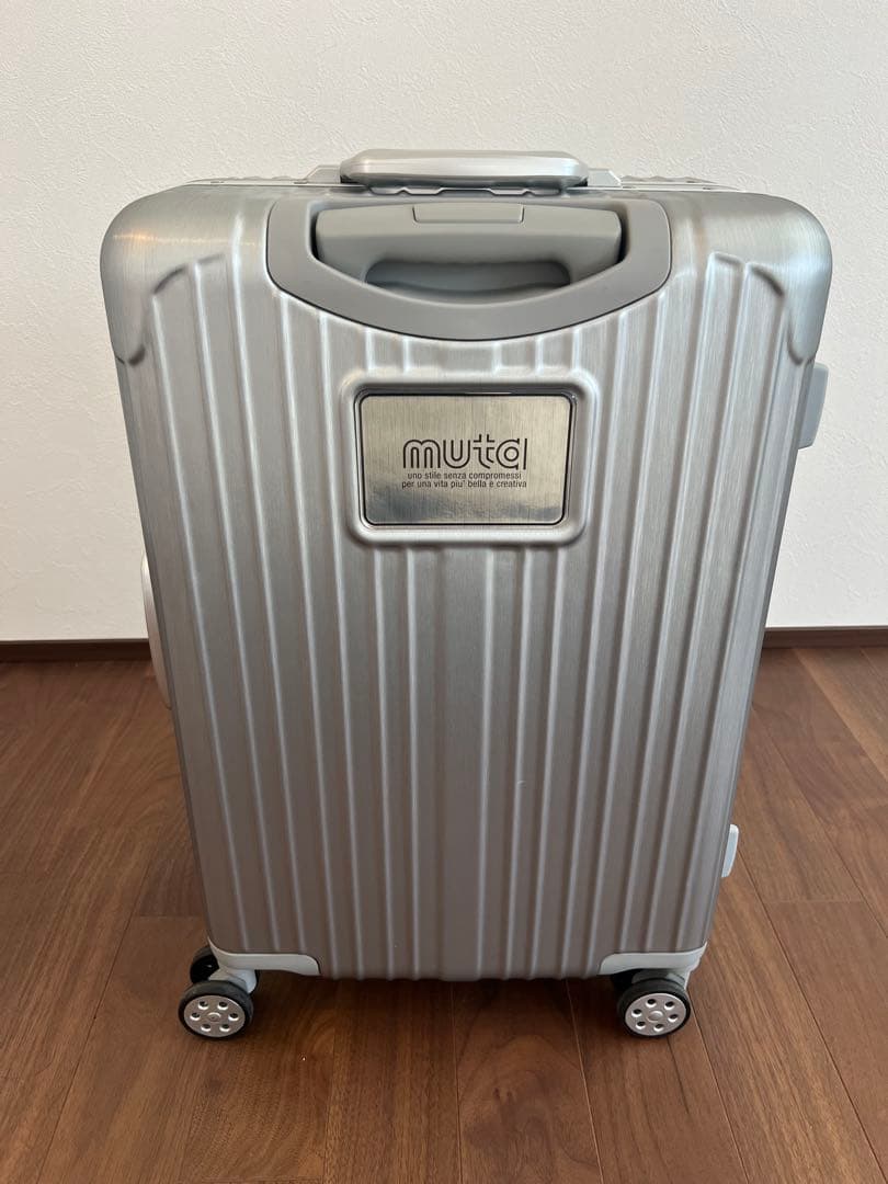 [最終値下げ]muta シルバー キャリーケース スーツケース中型
