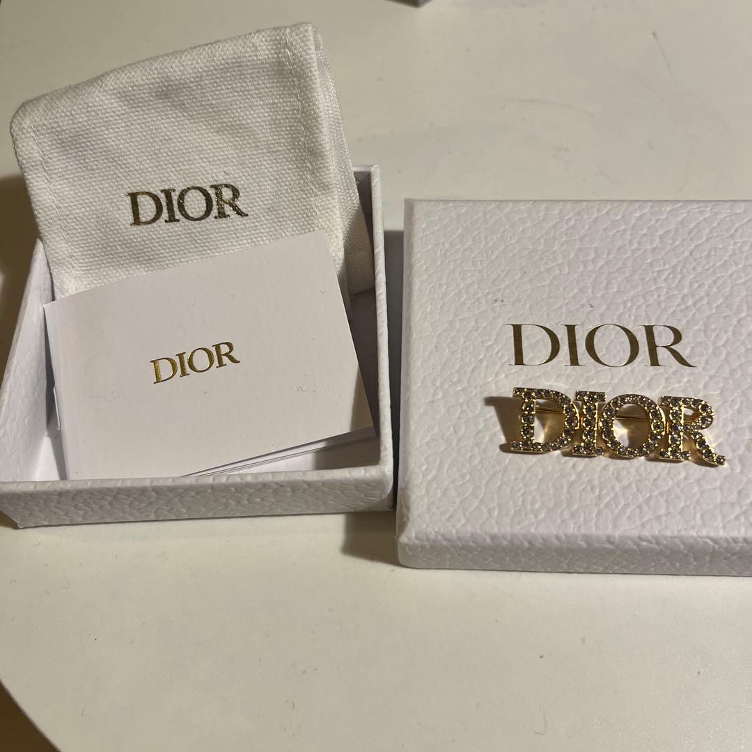 Dior ロゴブローチ
