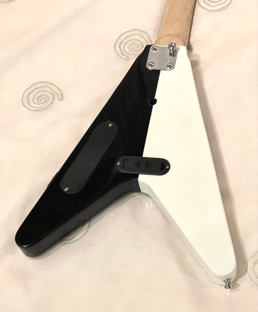 K-garage Junior アンプ内蔵 ミニギターV型 白黒