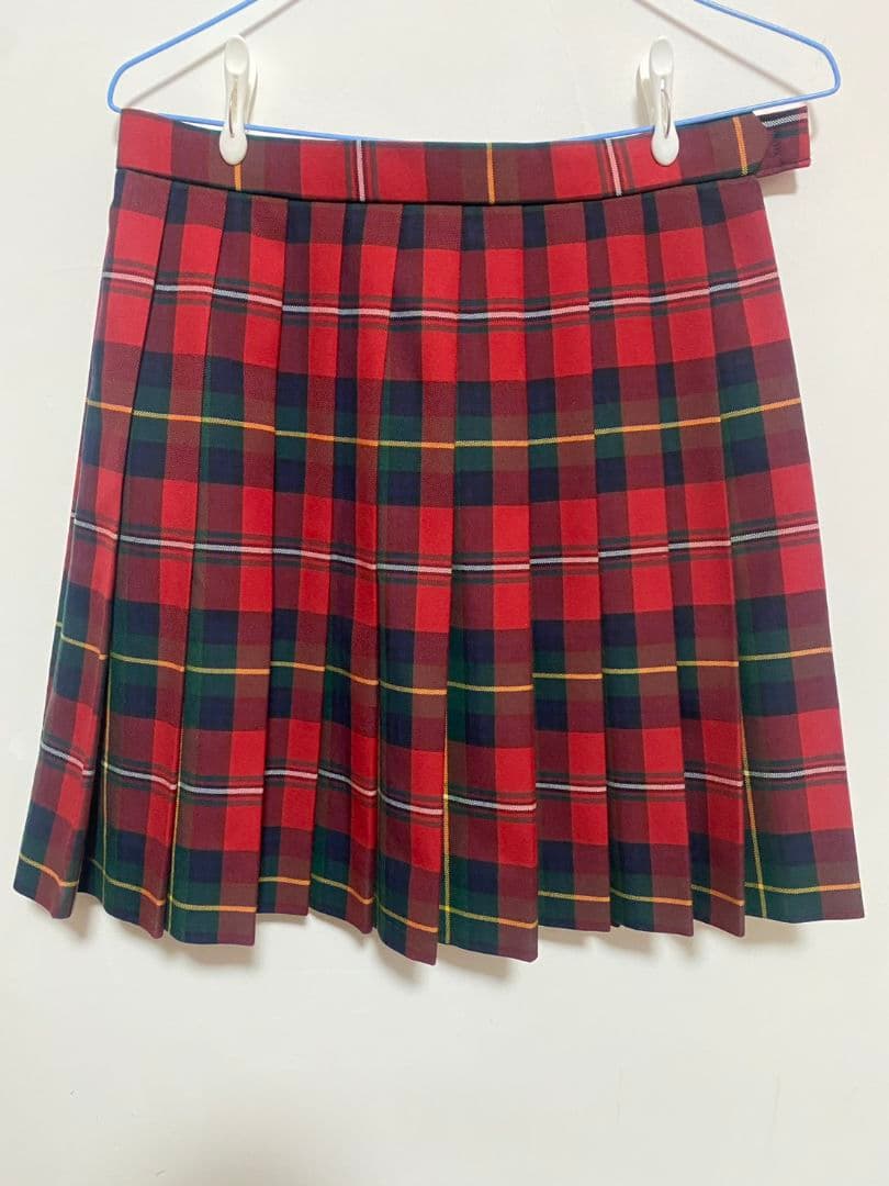 赤と緑のチェック柄プリーツスカート