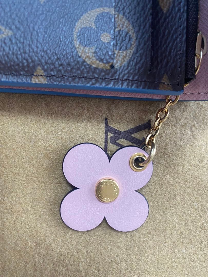 中古　ルイヴィトン財布　ポルトフォイユ・エミリー ブルーミング フラワーチャーム