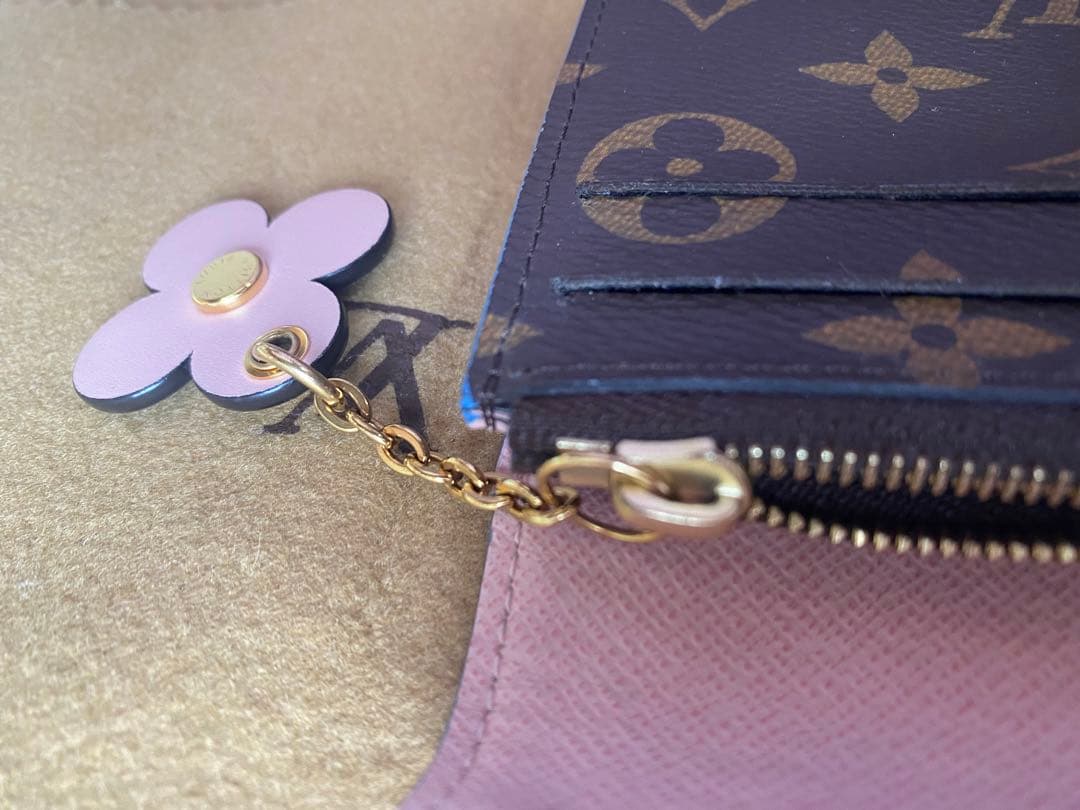 中古　ルイヴィトン財布　ポルトフォイユ・エミリー ブルーミング フラワーチャーム