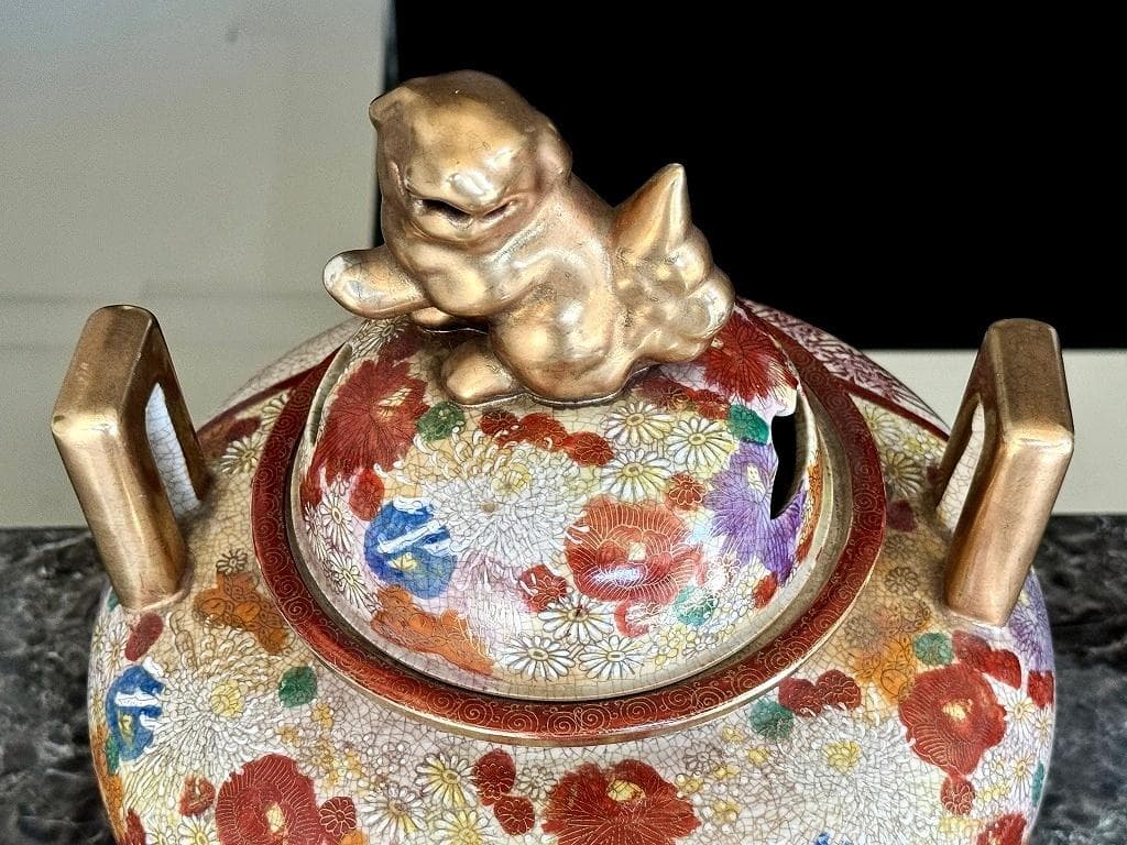 美品　京薩摩　蓮山　香炉　獅子　三ツ脚　蓋付　金彩　豪華絢爛　壼飾　花入　大香炉