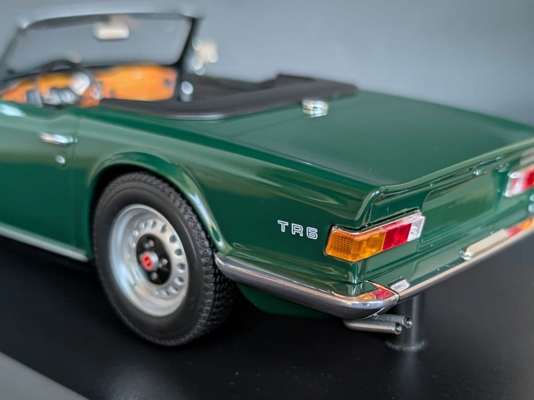 ミニチャンプス 1/18 TRIUMPH TR6 1969 ダークグリーン