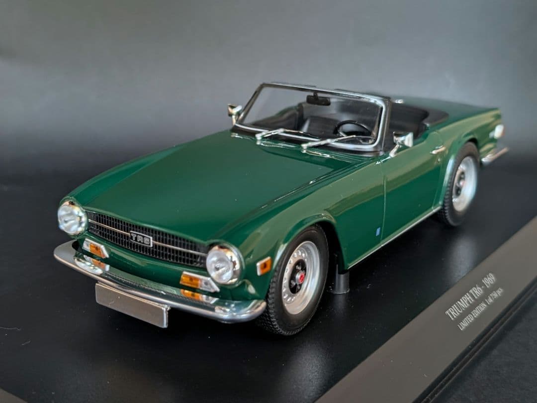 ミニチャンプス 1/18 TRIUMPH TR6 1969 ダークグリーン