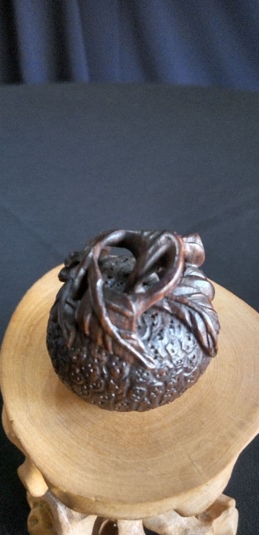 根付け、提げ物、木彫製植物装飾オブジェ 約3,5cm、作家名あり