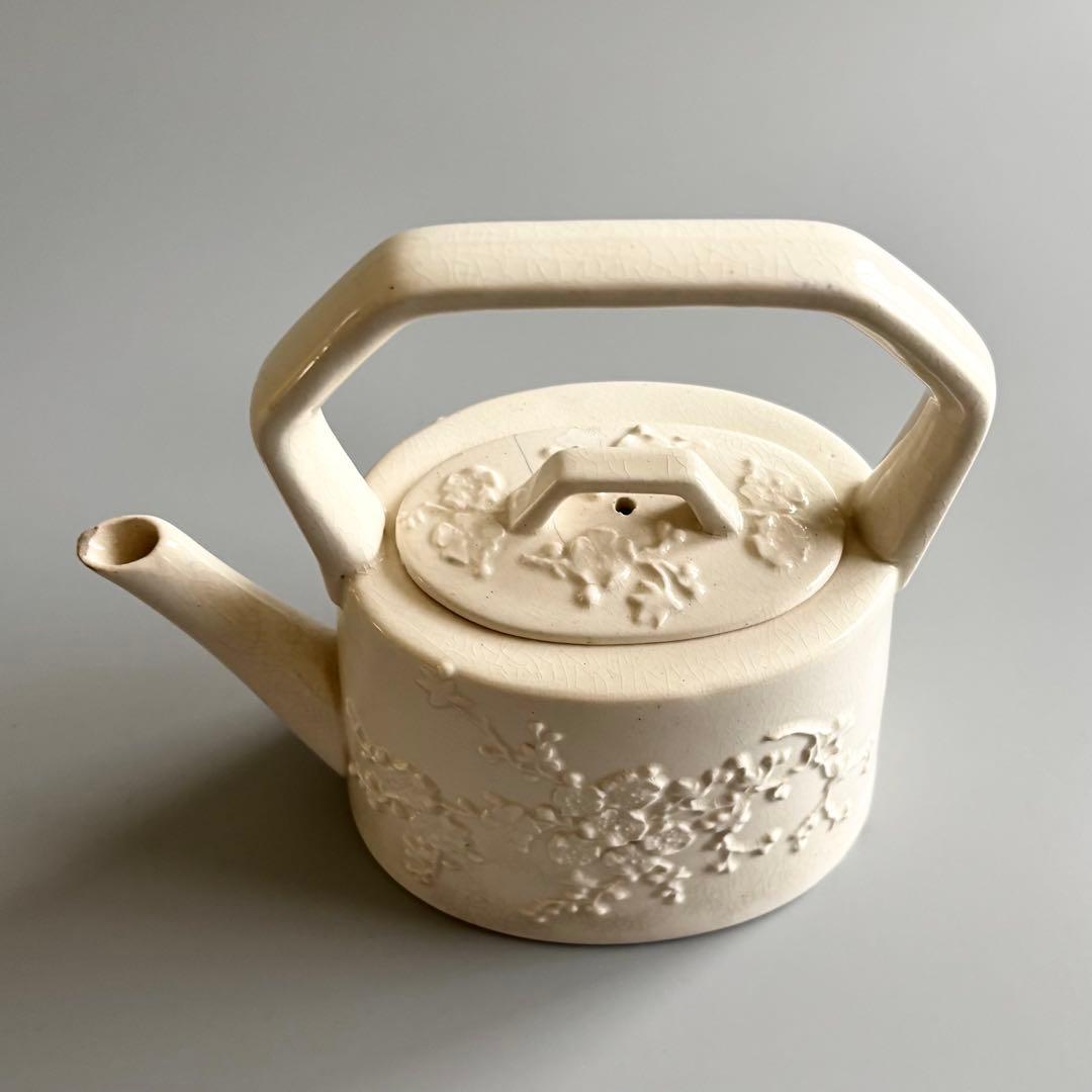 英国アンティーク　1880年代Bristol　　梅の浮彫りポット⚫︎稀少品・美術品