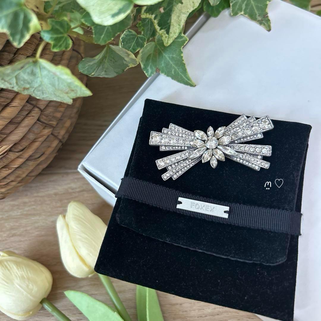 FOXEY　フォクシー　クリスタルフラワーリボンブローチ　ビジューコサージュ