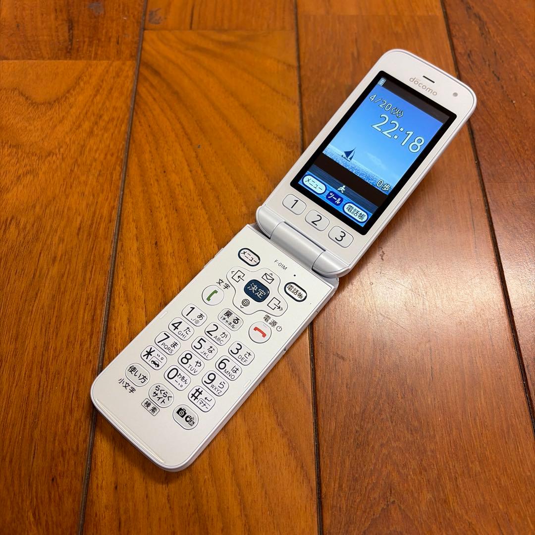 ⭐︎使用期間2ヶ月⭐︎docomo⭐︎らくらくホン⭐︎F-01M⭐︎ホワイト⭐︎