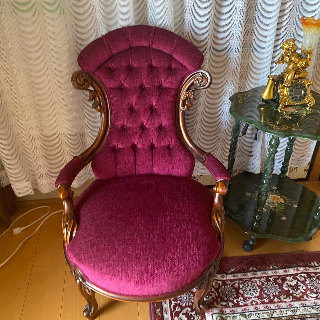 イタリア製ロココアンティークワインレッドのクラシック椅子　濃いピンクに近いソファ
