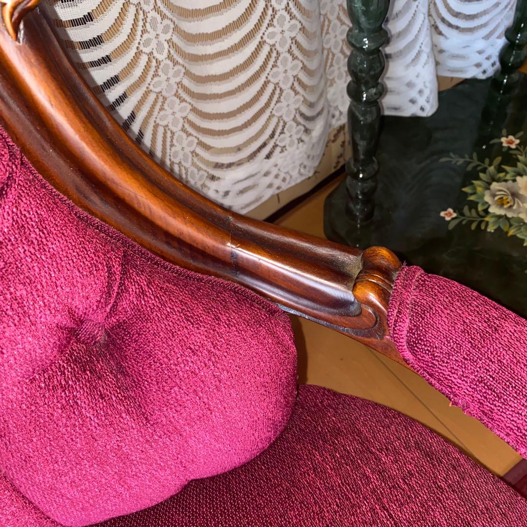 イタリア製ロココアンティークワインレッドのクラシック椅子　濃いピンクに近いソファ