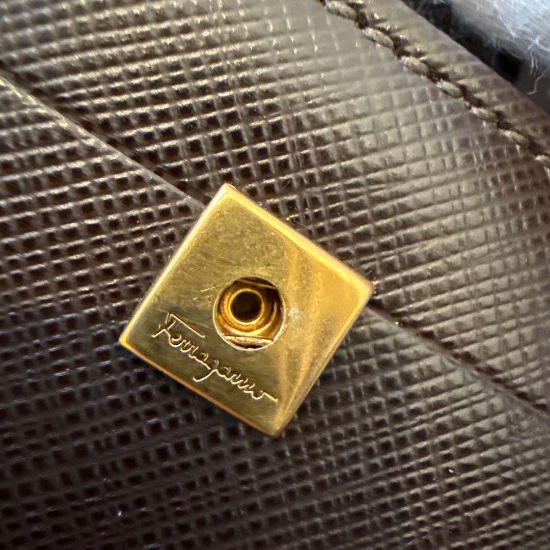 サルヴァトーレフェラガモ Salvatore Ferragamo 二つ折り財布