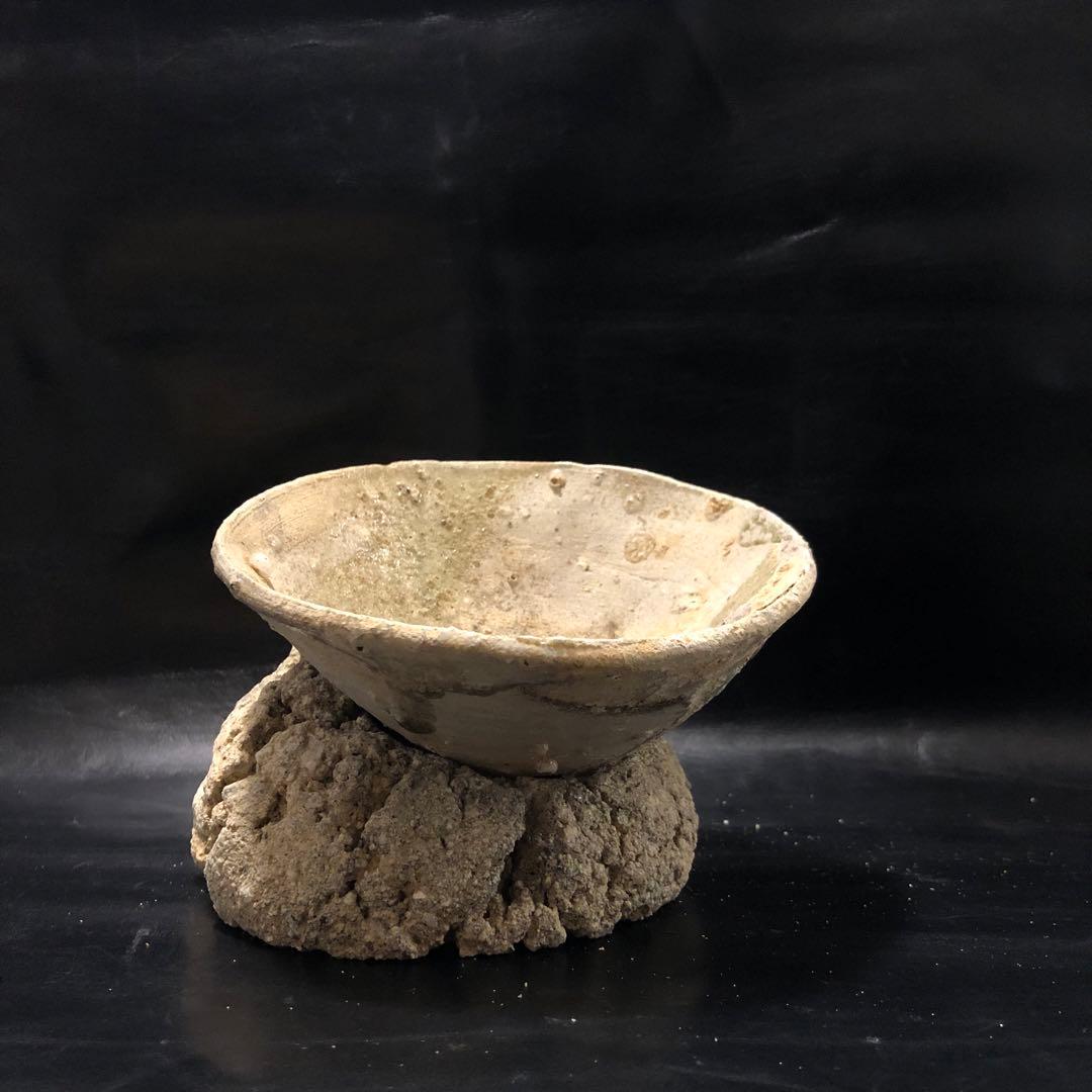 超珍品◾️蔵から超激レアな素焼きの台座が残った雰囲気の凄い抹茶茶碗が出て来ました。