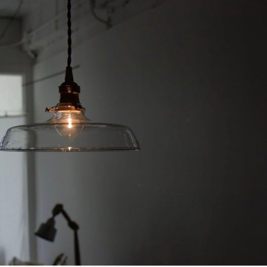 撮影で使ったのみ　ガラスシェードの照明