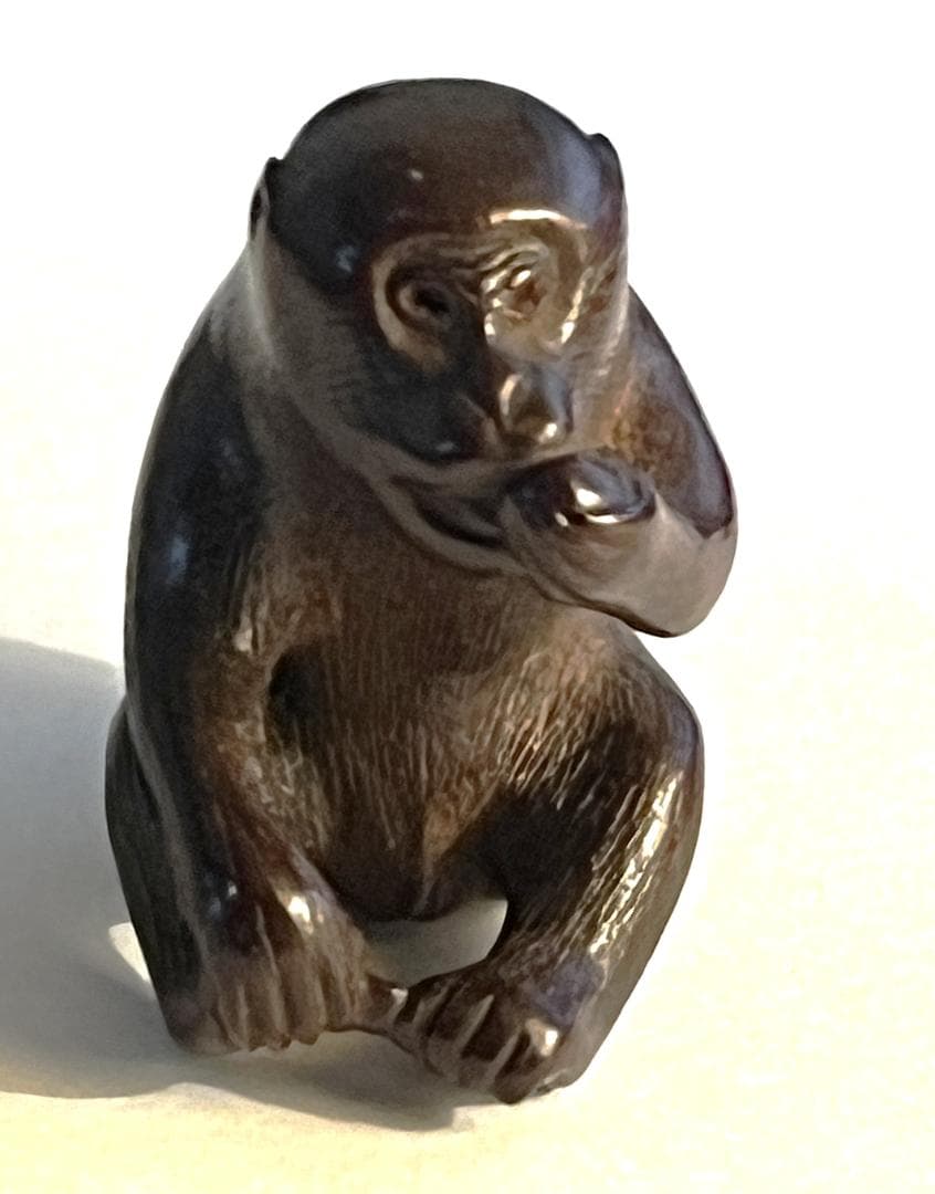 根付　猿　線刻銘「白龍」