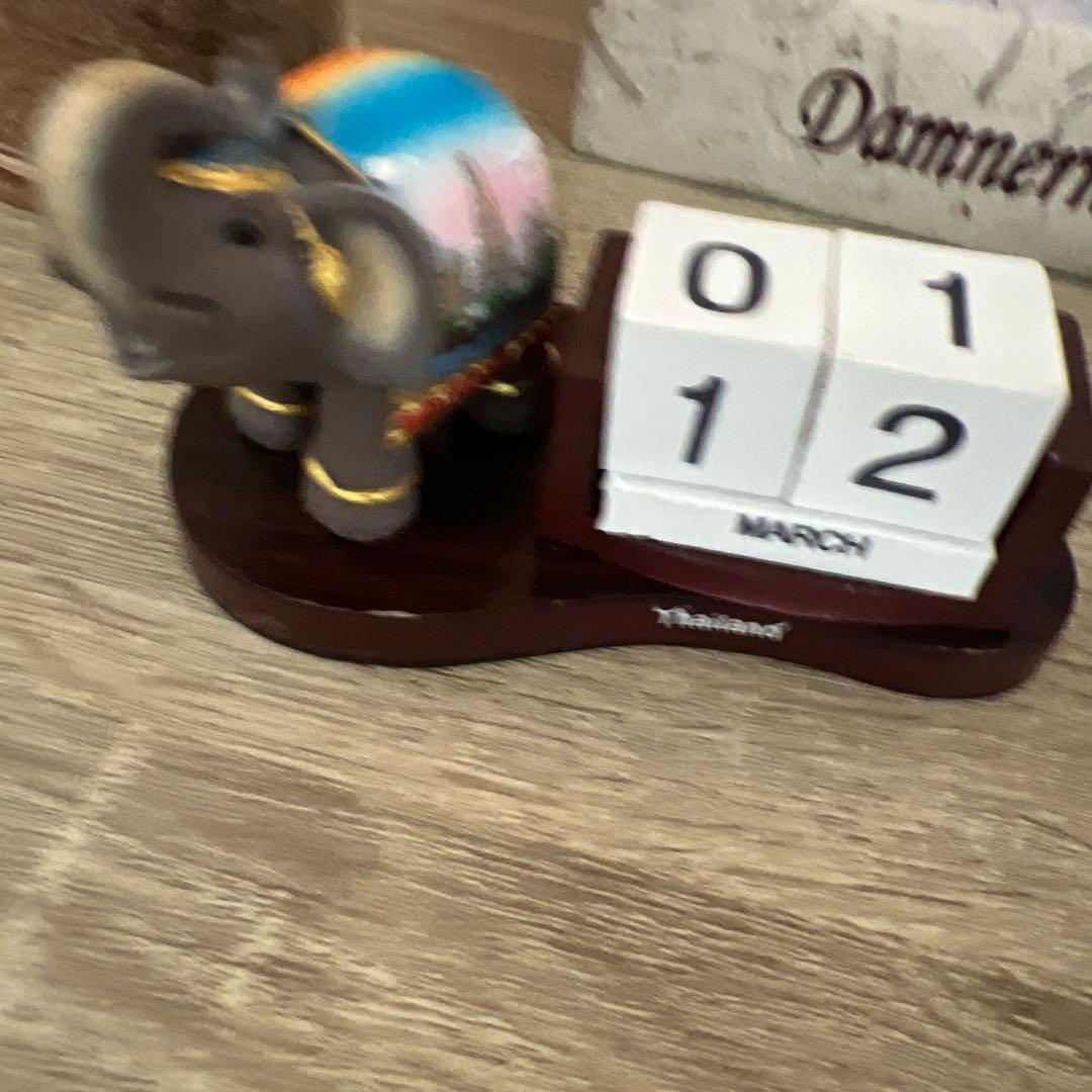 象の置き型カレンダー タイ製