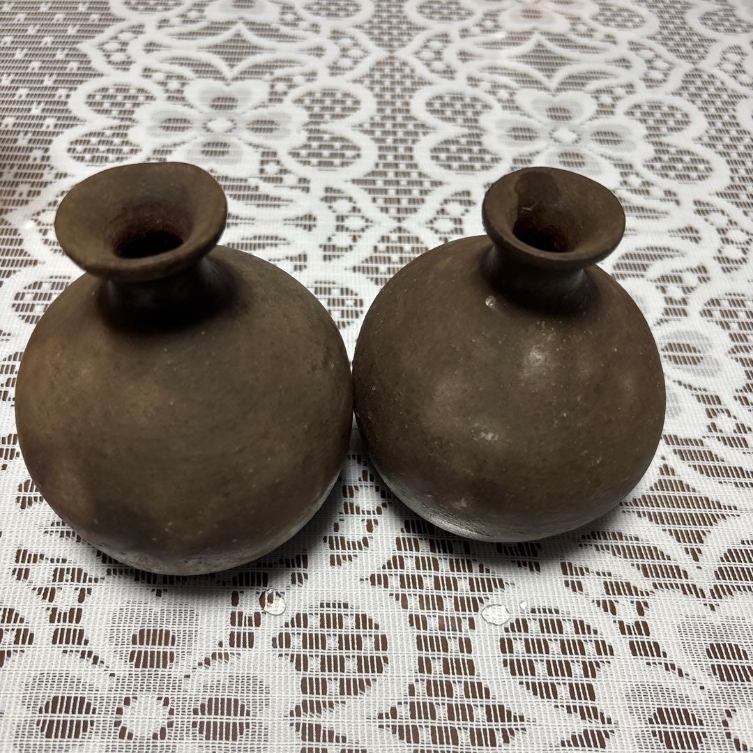 ダークブラウンの陶器製の花瓶