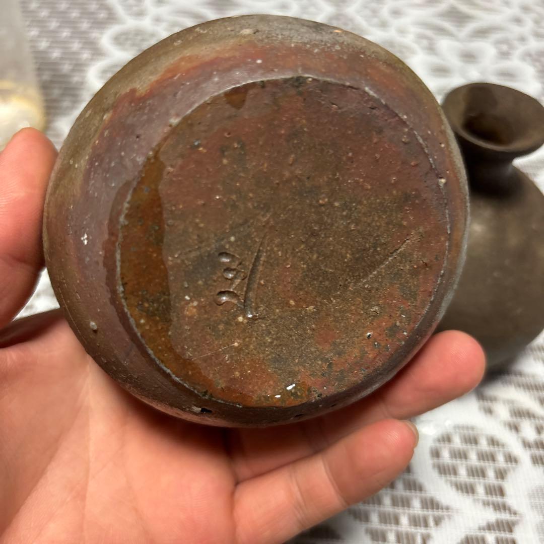 ダークブラウンの陶器製の花瓶