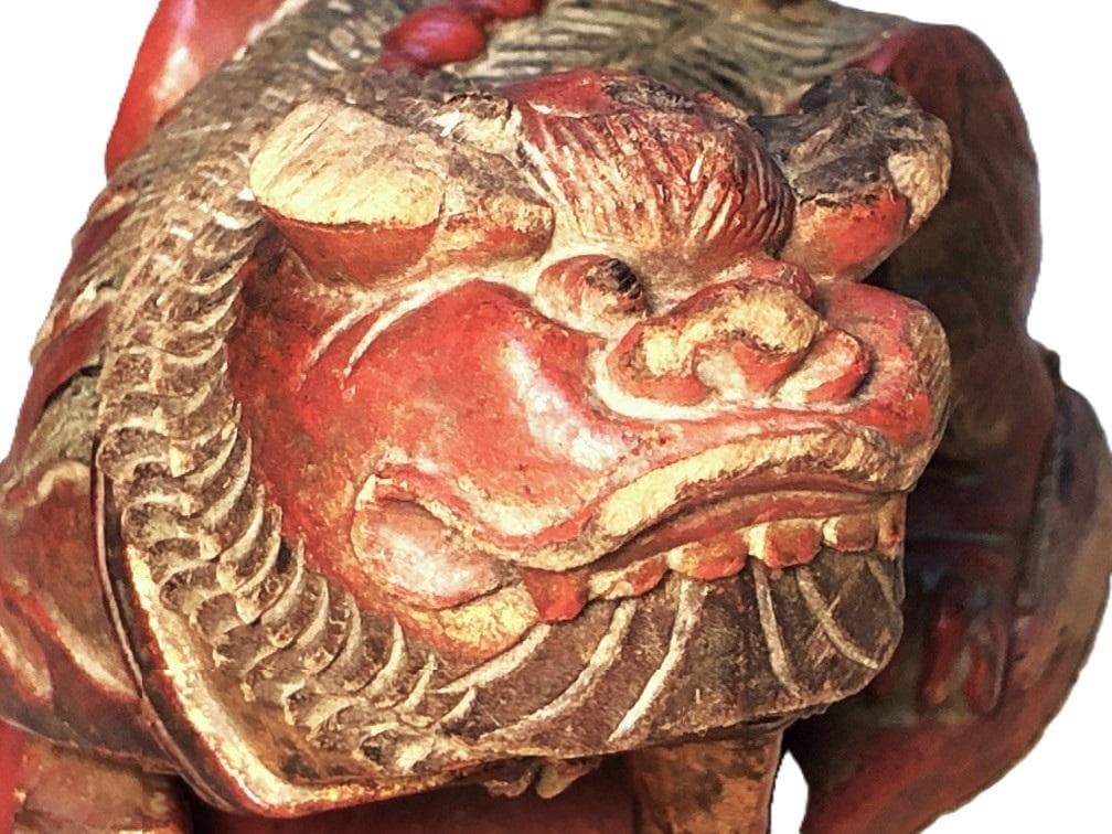 【 木彫金朱漆塗玉獅子 】　江戸時代