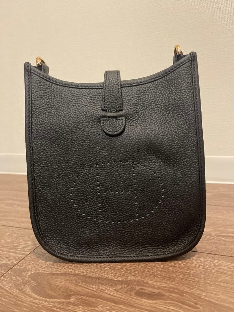 c*o様 黒レザーショルダーバッグ エンボスロゴ