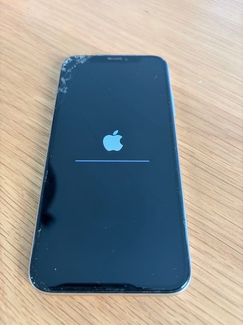 限定値下げ中Apple iPhone X 64GB ホワイト 画面にひびあり