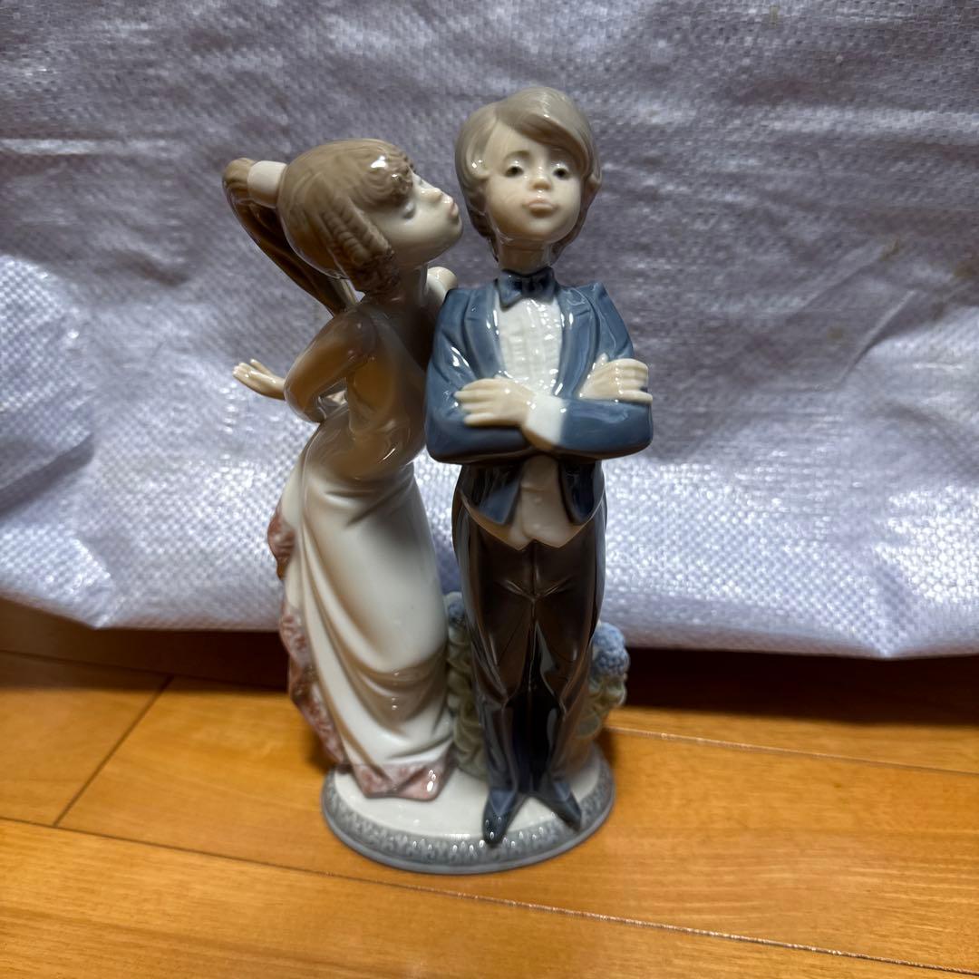 リヤドロフィギュア 花の装飾付き