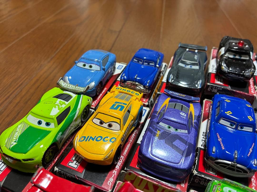 カーズトミカ たくさんのせよう！大きなマック トレーラー　　トミカ49台セット