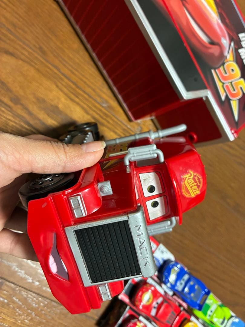 カーズトミカ たくさんのせよう！大きなマック トレーラー　　トミカ49台セット