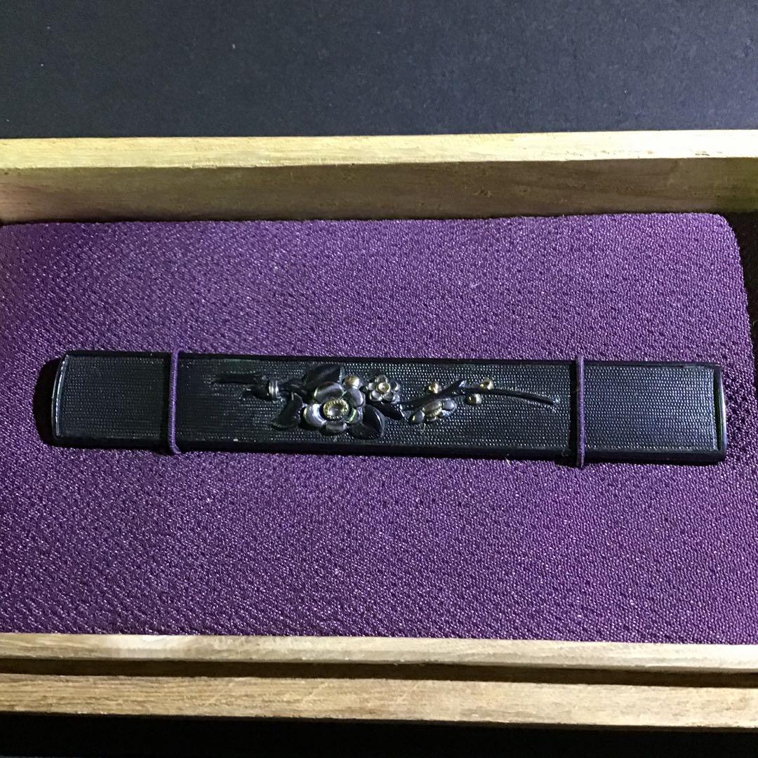 小柄　色絵高彫象嵌　「梅枝絵」　後藤光久在銘　名品