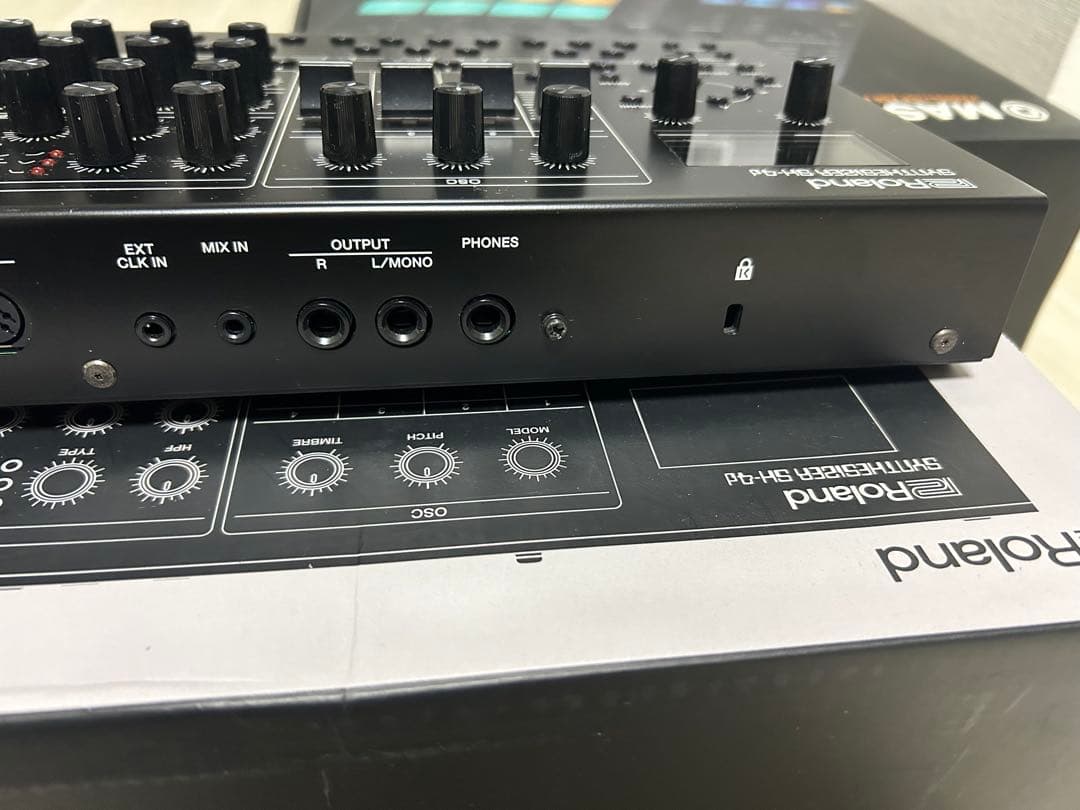 Roland シンセサイザー SH-4d 1/5までの価格です