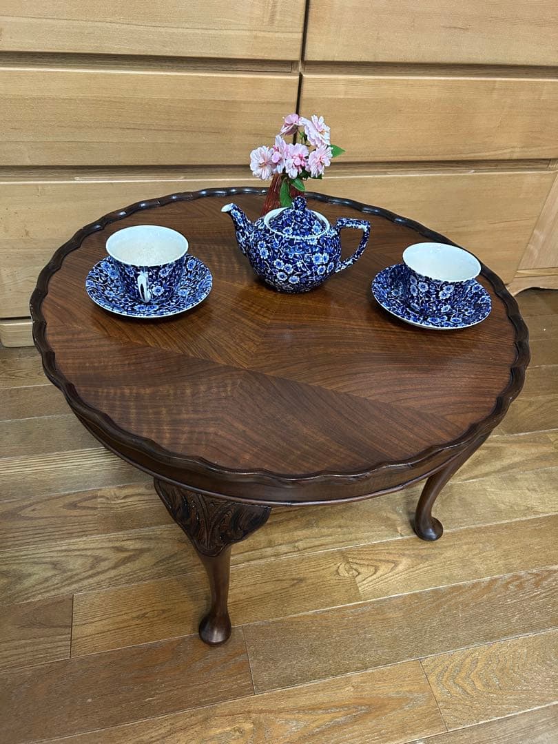 イギリス　アンティーク　コーヒーテーブル　猫脚　フリルの丸テーブル