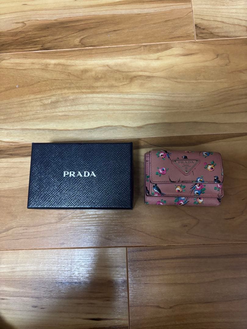 ニ*キ様 PRADA 花柄三つ折り財布 箱付き