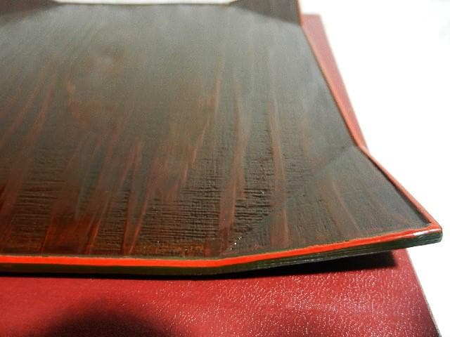 「隅折木製漆器四方盆」（茶道具菓子器？、およそ一辺２２㌢、重さ１３５ｇ）」