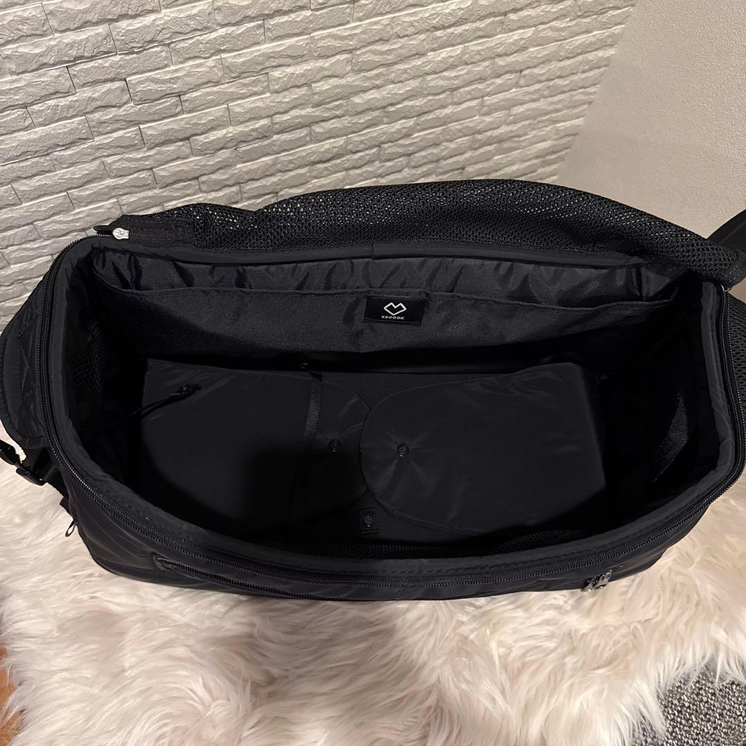 SSOOOKスリングバッグ黒Mサイズ（バッグが右側）