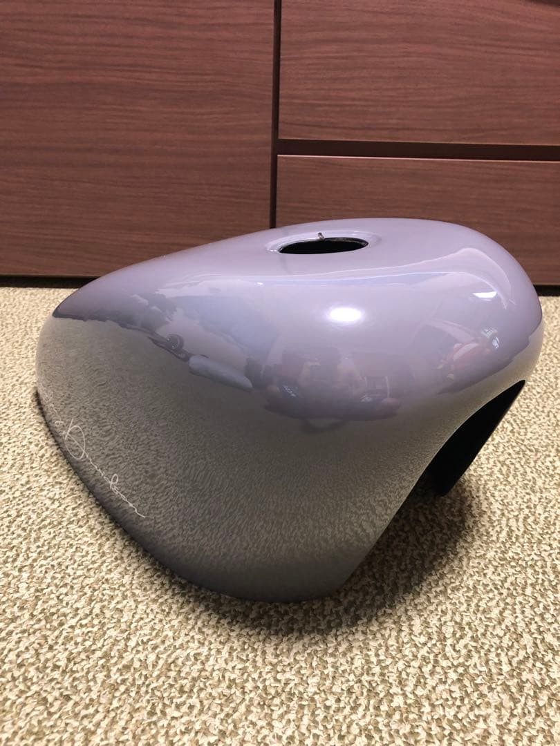 サイモンカスタム　タンクカバー グロスグレー/ホワイトハンドスクリプト