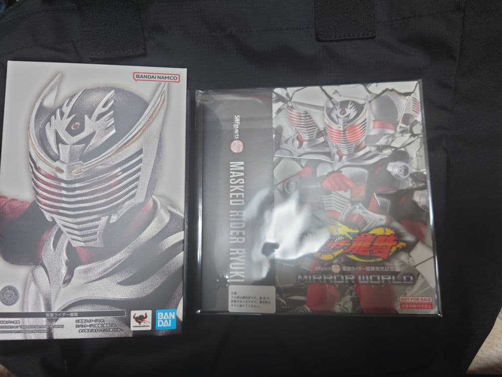 【S.H.Figuarts（真骨彫製法）仮面ライダー龍騎 オリジナルスリーブ付】