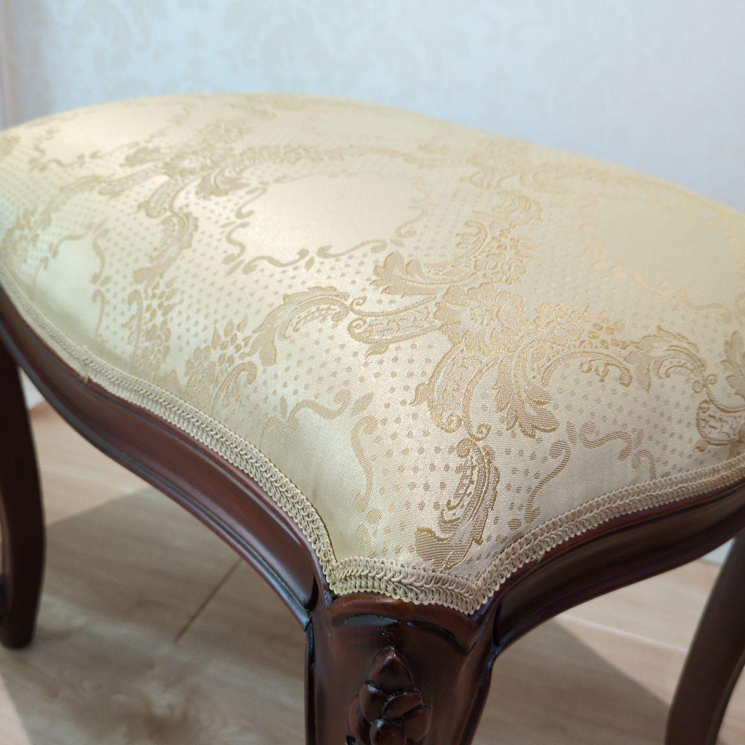 クリーム色の彫刻入りスツール