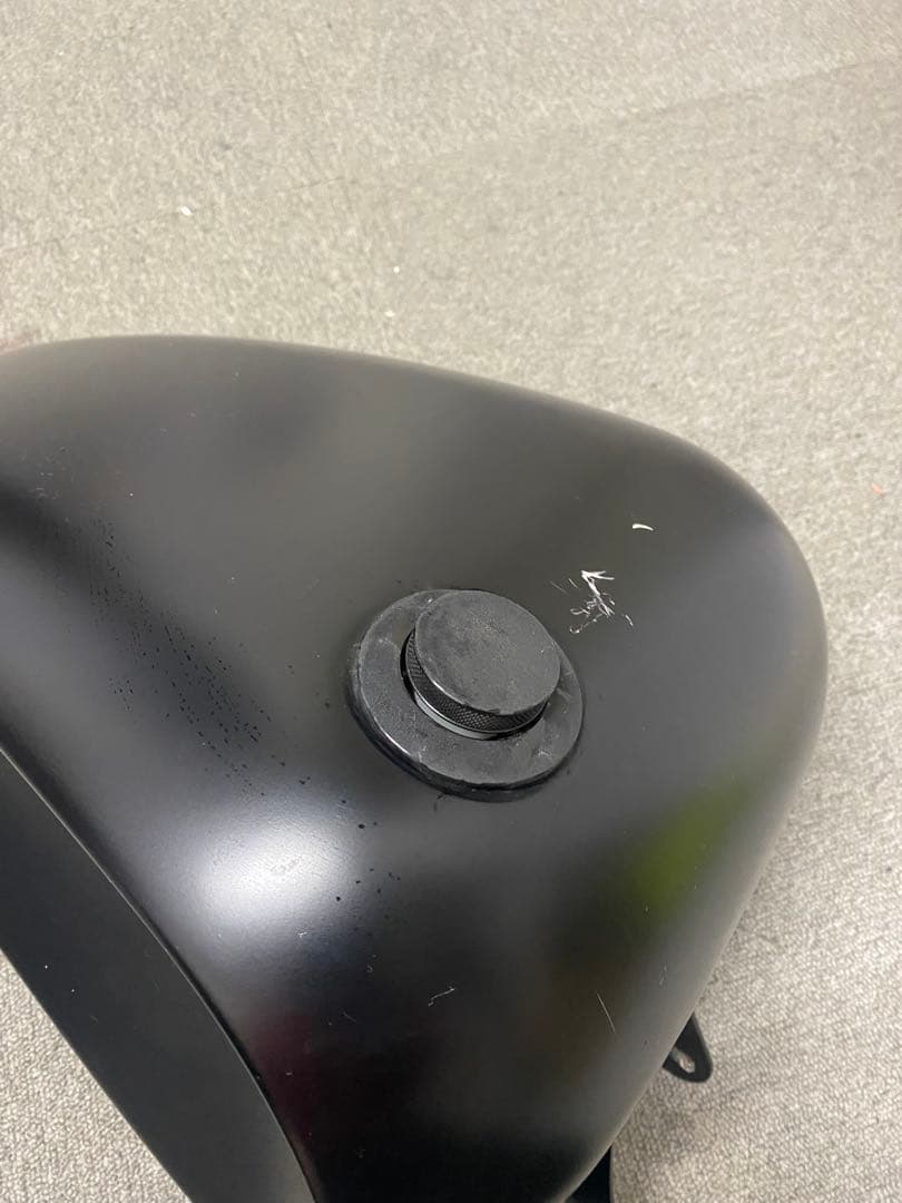 スポーツスター　インジェクション車用　カスタムタンク　凹み　えぐり　錆有