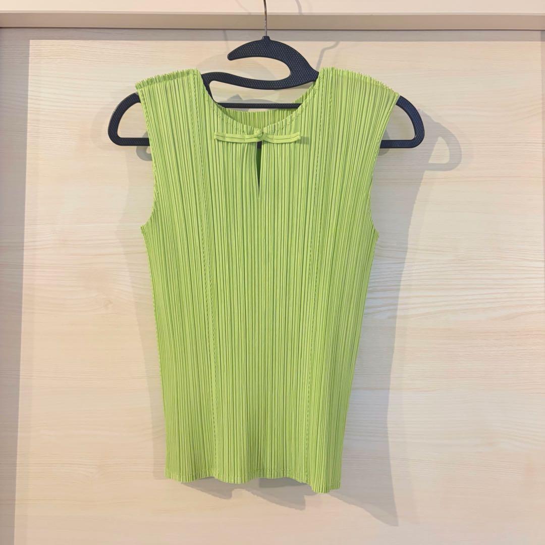 プリーツプリーズ　グリーン　デザイントップス　くるみボタン　チャイナ　美品