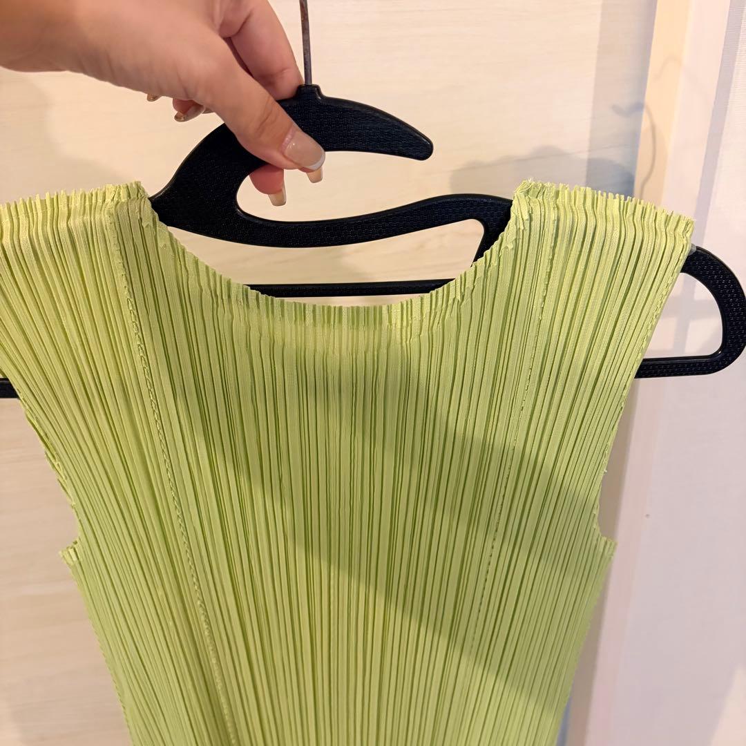 プリーツプリーズ　グリーン　デザイントップス　くるみボタン　チャイナ　美品