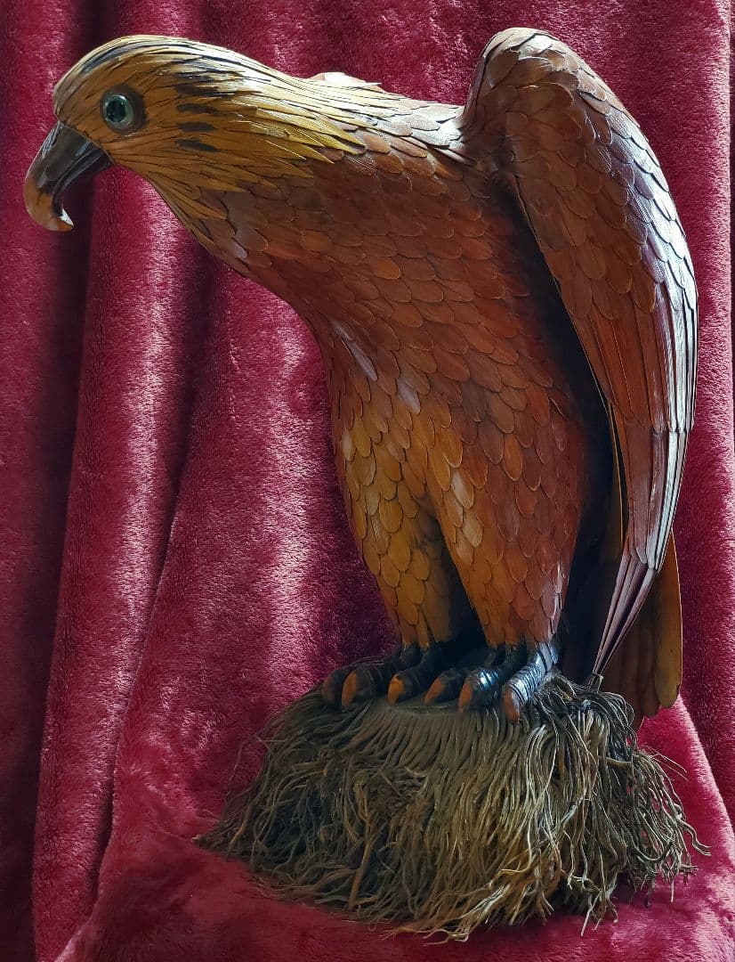 【超絶技巧】骨格や筋肉までも見事に再現『竹根に佇む竹製のオジロワシ』高さ50cm