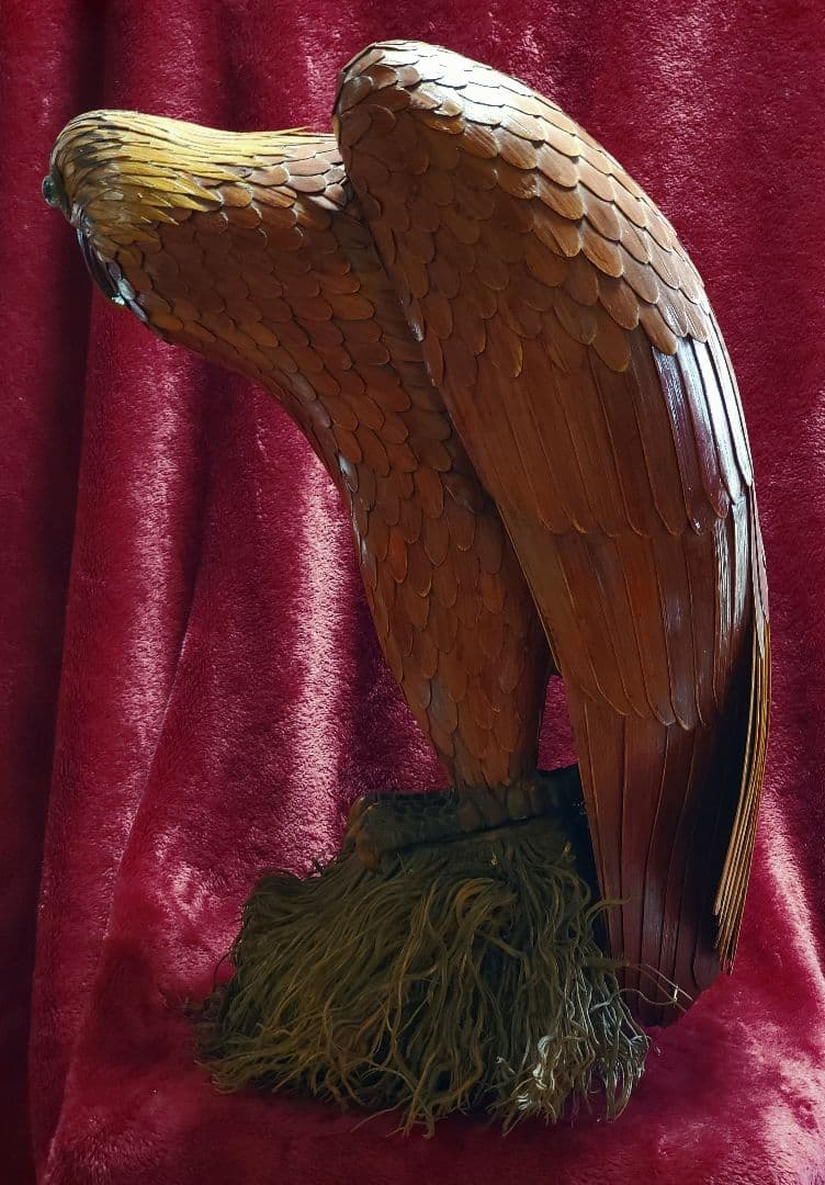 【超絶技巧】骨格や筋肉までも見事に再現『竹根に佇む竹製のオジロワシ』高さ50cm