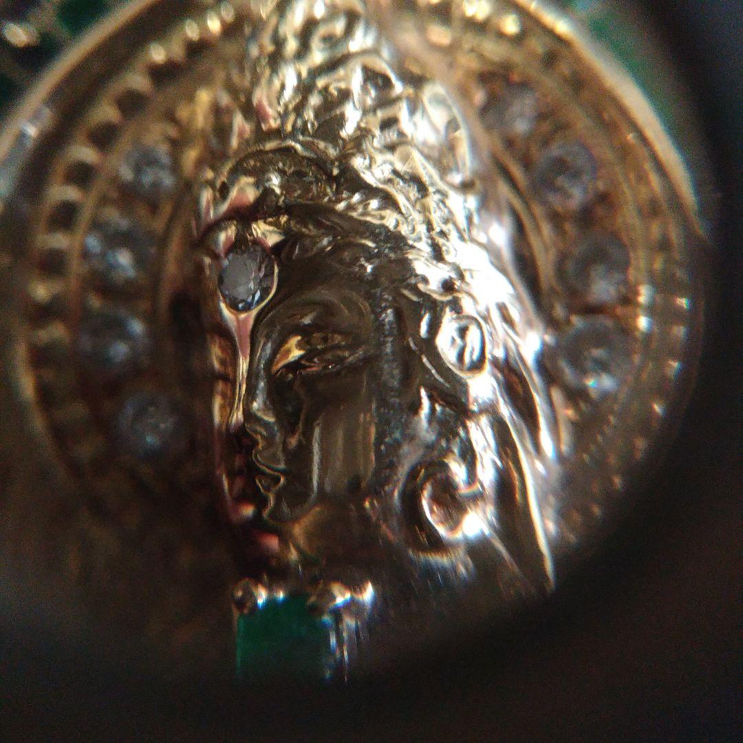 K18ペンダントトップ。菩薩像。仏様。ダイヤモンド。エメラルド。13.5g。中古